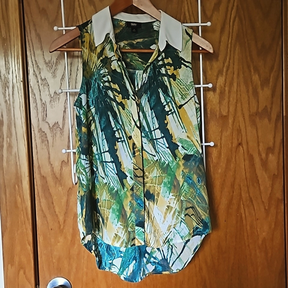 Rainforest inspired Mossimo top. Vibrant summer colors. Size S/P.